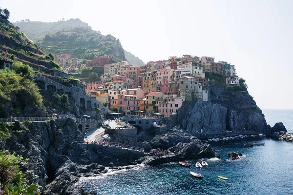 Manarola, Włochy, La wyspe prowincji, Liguria Regione, 09 sierpień, 2018: widok na kolorowe domy wzdłuż wybrzeża regionu Cinque Terre w Manarola. — Zdjęcie stockowe