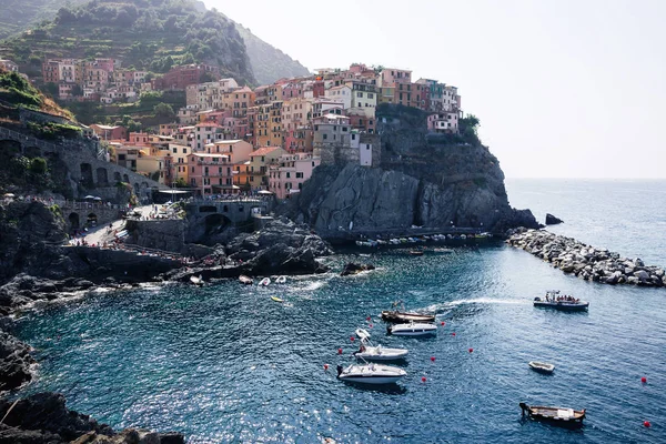 Manarola, Italia, Provincia de La Specia, Liguria Regione, 09 agosto, 2018: Vista sobre las coloridas casas a lo largo de la costa de la zona de Cinque Terre en Manarola . — Foto de Stock