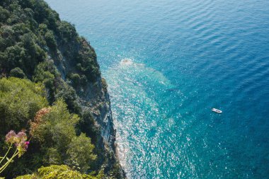 Üstten Görünüm deniz yüzeyi ve rock. Arka plan bir deniz manzarası ile. Turkuaz deniz suyu bütün tonları.