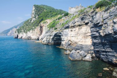 Grotta di Lord Byron ile turkuaz su ve sahil kaya uçurumu, Portovenere kasabası, Ligurya Denizi, Park Cinque Terre, La Spezia, Italya.