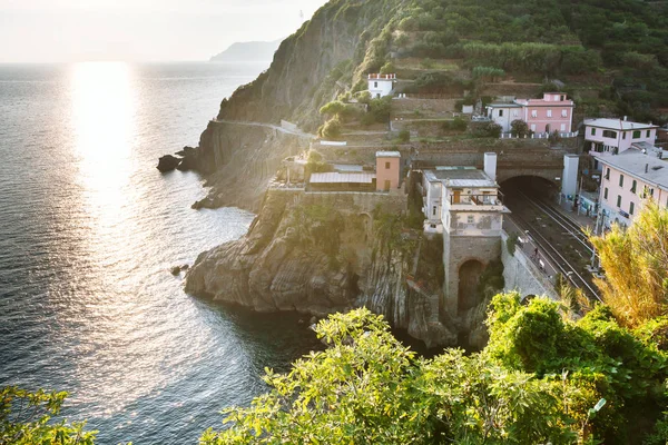 A Riomaggiore vasútállomás, a szeretet és a hegyek útja. Shore Riomaggiore a sugarait a naplementét. Cinque Terre, Olaszország nemzeti parkja. — Stock Fotó