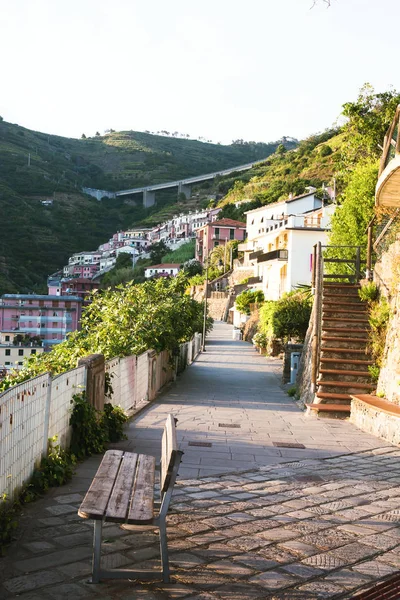 Riomaggiore, Cinque Terre, Italya 'nın fiishing köyünün dağların yamaçlarında renkli evler. Dağlar ve Hightway görünümü.