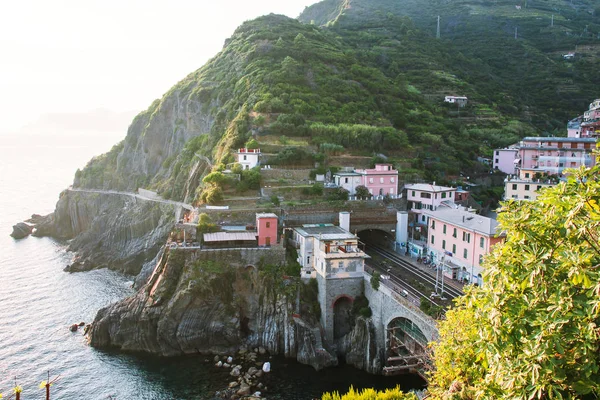 Riomaggiore Tren İstasyonu, aşk yolu ve dağlar görünümü. Gün batımı ışınlarını Riomaggiore Shore. Cinque Terre, Italya Ulusal Parkı.