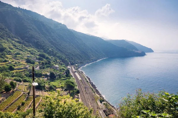Corniglia Tren İstasyonu ve dağlar görünümü. Cinque Terre 'deki sahil Corniglia. Italya Ulusal Parkı. 
