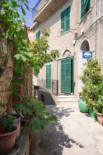 Corniglia, Italya, La Spezia Eyaleti, Liguria Regione, 07 Ağustos, 2018: Corniglia 'da geleneksel renkli evler ile büyüleyici dar pitoresk sokak.