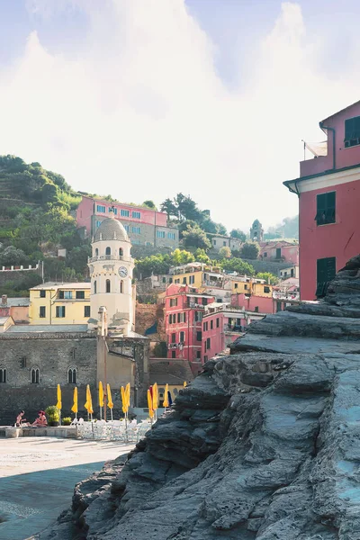 Vernazza, İtalya, La Specia Eyaleti, Liguria Regione, 08 Ağustos, 2018: görünümü Vernazza alanında Cinque Terre'nin sahil şeridi boyunca renkli evleri '.