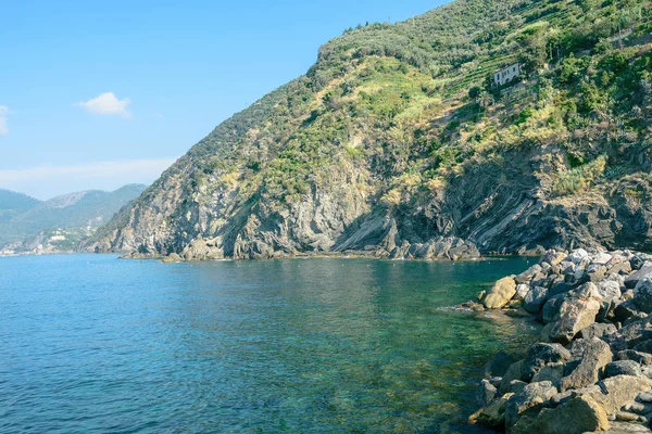 Tenger, ég, tengerpart és hegyek, háttér egy másolási hely. Gyönyörű tengeri kilátás. A Cinque Terre partvidékének partja Vernazzában — Stock Fotó