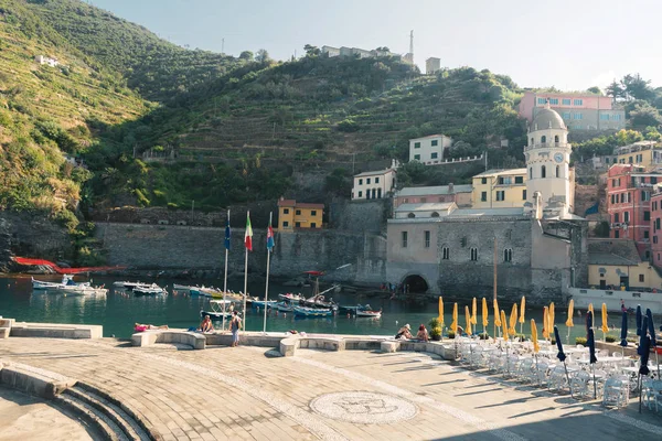 Vernazza, İtalya, La Specia Eyaleti, Liguria Regione, 08 Ağustos, 2018: görünümü Vernazza alanında Cinque Terre'nin sahil şeridi boyunca renkli evleri '.