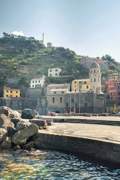 Vernazza, Olaszország, La Specia megyéhez tartozik, Liguria Regione, 08 augusztus, 2018: kilátás a színes házak Vernazza Cinque Terre területén partvonala mentén. — Stock Fotó