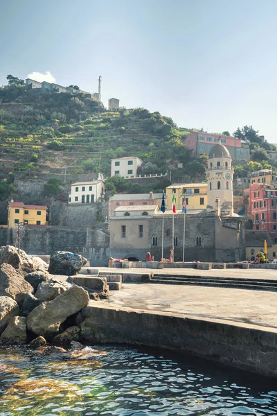 Vernazza, italien, la specia provinz, liguria regione, 08 august 2018: blick auf die bunten häuser entlang der küste von cinque terre area in vernazza. — Stockfoto