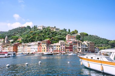Portofino, Genova Eyaleti, Liguria, İtalya: 09 Ağustos 2018. Portofino manzara, en iyi turistik Akdeniz renkli evleri, lüks tekneler yerleştirin ve pitoresk limanda yat.