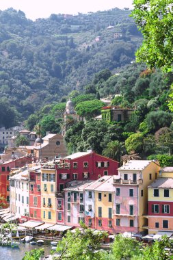 Portofino, Genova Eyaleti, Liguria, İtalya: 09 Ağustos 2018. Portofino manzara, en iyi turistik Mediterranean yer renkli evlerin, balıkçı tekneleri ve pitoresk Harbor lüks yat.