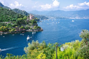 Tekne su, renkli evler ve Villalar Portofino İtalya şehir güzel hava yaz görünümüne üstten. Kaldırımda yürüyen turist.