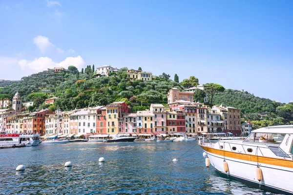 Portofino, Genova Eyaleti, Liguria, İtalya: 09 Ağustos 2018. Portofino manzara, en iyi turistik Akdeniz renkli evleri, lüks tekneler yerleştirin ve pitoresk limanda yat.