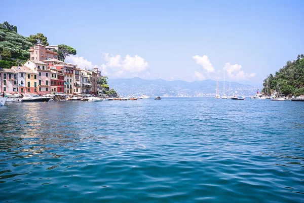 Portofino, to wioska rybacka włoski, Genova province, Włochy. Ośrodek z malowniczego portu. Wybrzeże Morza z kolorowe domy w Portofino. Krajobraz lato. — Zdjęcie stockowe