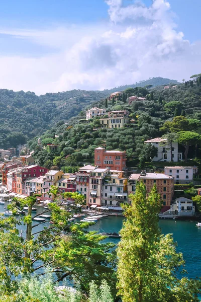 Portofino, Genova megyében, Liguria, Olaszország: 09 augusztus 2018. Portofino táj, legjobb turisztikai mediterrán hely, színes házak, halászhajók és a luxus yacht festői kikötő. — Stock Fotó