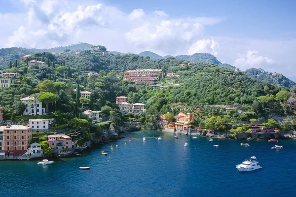 Barcos no mar, pitoresca paisagem montanhosa e vista da cidade de Portofino na Ligúria, Itália . — Fotografia de Stock