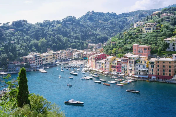 Portofino, província de Gênova, Ligúria, Itália: 09 de agosto de 2018. Paisagem de Portofino, melhor lugar turístico mediterrâneo com casas coloridas, barcos de pesca e iate de luxo no pitoresco porto . — Fotografia de Stock