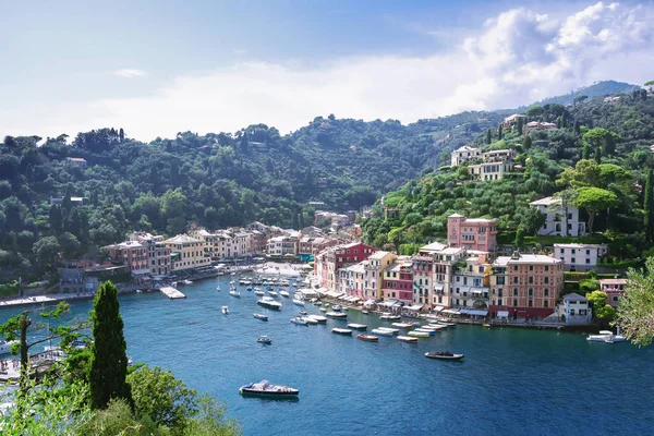 Portofino, Genova prowincji, Liguria, Włochy: 09 sierpień 2018 r. Krajobraz Portofino, najlepiej turystyczne Mediterranean miejsce kolorowe domy, łodzie rybackie i luksusowy jacht w malowniczej przystani. — Zdjęcie stockowe