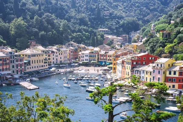 Portofino, Genova Eyaleti, Liguria, İtalya: 09 Ağustos 2018. Portofino manzara, en iyi turistik Mediterranean yer renkli evlerin, balıkçı tekneleri ve pitoresk Harbor lüks yat.