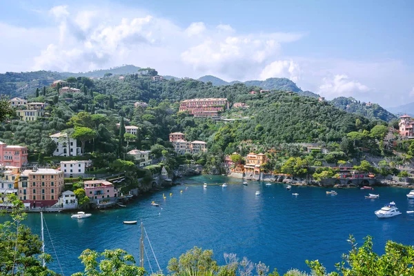 Hermosa vista aérea de la luz del día desde la parte superior a los barcos en el agua, casas coloridas y villas en Portofino ciudad de Italia. Turistas caminando por la acera . — Foto de Stock