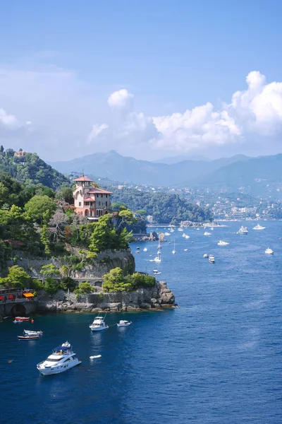 Portofino, Liguria, İtalya - Ağustos 09, 2018: renkli ev ve Villa Odero küçük liman içinde kristal suları ile güzel Portofino