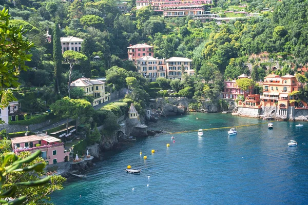 Bella vista aerea diurna dall'alto per barche sull'acqua, case colorate e ville a Portofino città d'Italia. Turisti che camminano sul marciapiede . — Foto Stock