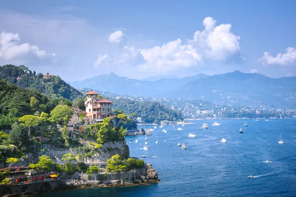 Portofino, Liguria, Włochy - sierpień 09, 2018: piękny letni lotu ptaka widok od góry do łodzi na wodzie, kolorowe domy, góry, villa Odero i wybrzeża w Portofino miasta Włochy. — Zdjęcie stockowe