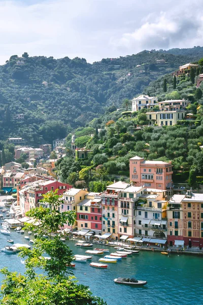 Portofino, Genova prowincji, Liguria, Włochy: 09 sierpień 2018 r. Krajobraz Portofino, najlepiej turystyczne Mediterranean miejsce kolorowe domy, łodzie rybackie i luksusowy jacht w malowniczej przystani. — Zdjęcie stockowe