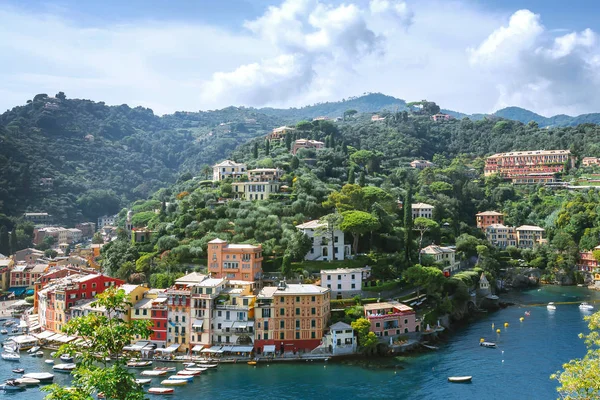 Paisagem de Portofino, vista de cima para barcos na água, casas coloridas e moradias, encostas das montanhas na cidade de Portofino, Ligúria, Itália . — Fotografia de Stock