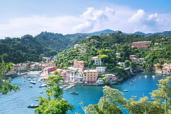 Портофино пейзаж, вид сверху на лодки на воде, красочные дома и виллы, склоны гор в городе Портофино, Лигурия, Италия . — стоковое фото