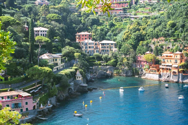 Paisaje de Portofino, vista desde arriba hasta barcos sobre el agua, coloridas casas y villas, laderas de las montañas en la ciudad de Portofino, Liguria, Italia . — Foto de Stock