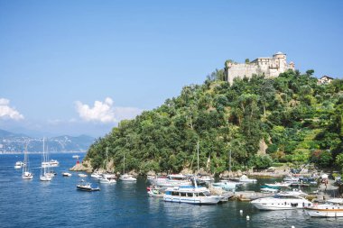 Güzel deniz sahil şeridine lüks tekne ve yat pitoresk Harbor Portofino, Liguria, İtalya
