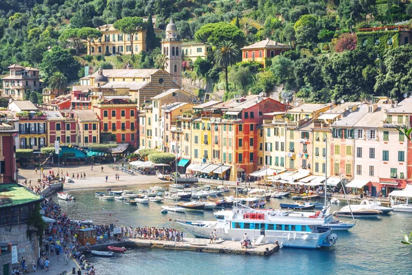 Portofino, Liguria, Włochy: 09 sierpnia 2018. Portofino krajobraz, najlepsze turystyczne miejsce śródziemnomorskie z kolorowych domów, łodzi rybackich i luksusowy jacht, malowniczy port. — Zdjęcie stockowe