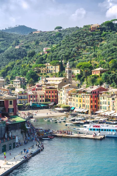Portofino, Liguria, İtalya: 09 Ağustos 2018. Portofino manzara, renkli evler, balıkçı tekneleri ve lüks yat, pitoresk liman ile en iyi turistik Akdeniz yer.