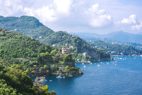 Portofino krajobraz, widok od góry do łodzi na wodzie, kolorowe domy, wille, stoki gór w Portofino miasta Włochy, Liguria. — Zdjęcie stockowe