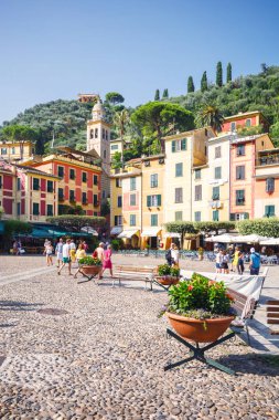 Square Piazzetta di Portofino, İtalya, La Genova Province, Liguria Regione, 09 Ağustos 2018: Popüler Tatil beldesi Portofino'nun ana meydanında yürüyen insanlar.