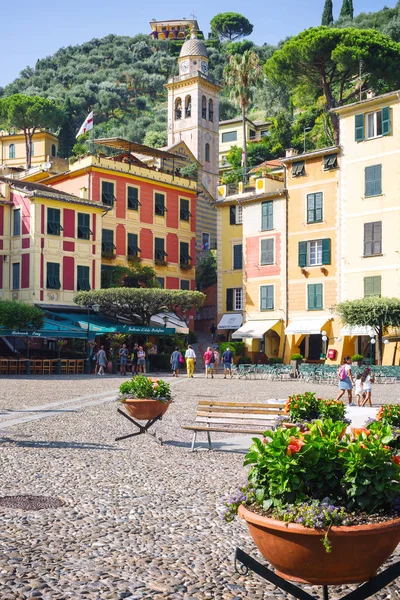 Square Piazzetta di Portofino, İtalya, La Genova Province, Liguria Regione, 09 Ağustos 2018: Lüks mağazalar, rahat kafeler ve restoranlar ile Portofino ana meydanında turistler.