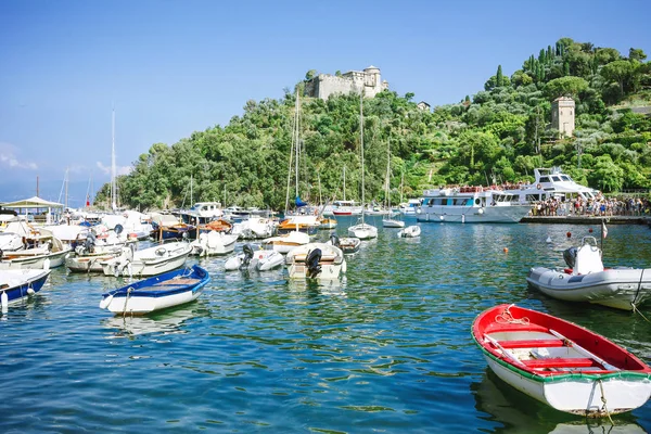 Halászhajók, luxusjachtok és kompok turistákkal a festői kikötőben, Portofino, Liguria, Olaszország. — Stock Fotó