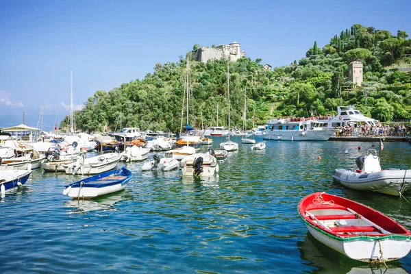 Portofino pitoresk limanda turistler ile balıkçı tekneleri, lüks yatlar ve feribot, Liguria, İtalya.