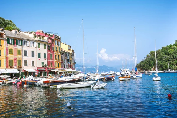 Liman, Portofino, İtalya, La Genova Province, Liguria Regione, 09 Ağustos 2018: Portofino'nun pitoresk limanında rahat kafeler, renkli evler, tekneler ve yatlar.