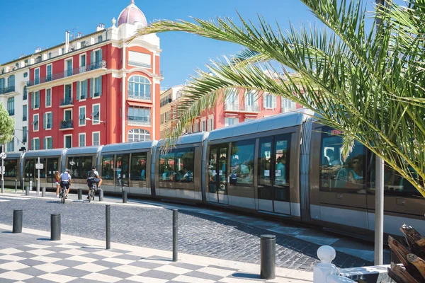 Nice'deki merkez meydan, Provance, Alpes, Cote d'Azur, Fransızca 31 Temmuz 2018; Kırmızı bina ile Square Massena şehrin ünlü bir yerdir. Toplu taşıma - Nice yolunda tramvay. 