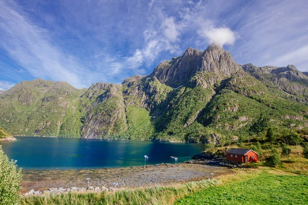 Casa rossa sulla riva del lago con vista sulle montagne in Norvegia in estate — Foto Stock