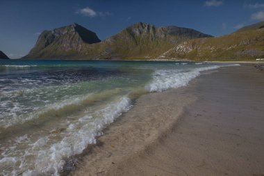 Turkuaz deniz kıyı Dağları'nda yaz saati Norveç için manzaralı