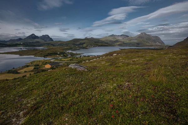 Vista dalla collina del lago con vista sulle montagne della Norvegia al tramonto estivo — Foto Stock