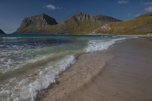 Turkuaz deniz kıyı Dağları'nda yaz saati Norveç için manzaralı