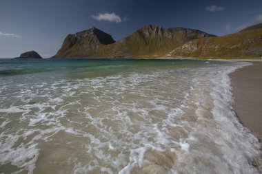 Turkuaz deniz kıyı Dağları'nda yaz saati Norveç için manzaralı