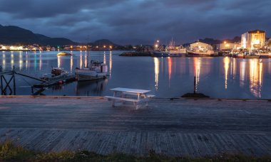 Beyaz tezgah ve ayna göl şehir, dağlar ve günbatımı, yaz, Norveç'te deniz manzaralı
