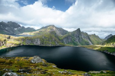 Deniz ve Kara Göl Lofoten adada dağdan görüntülemek
