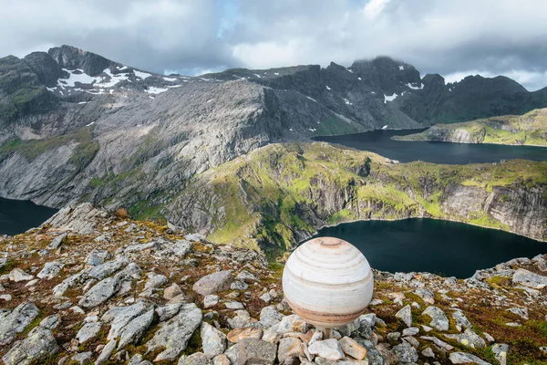 Vista dalla montagna al mare e laghi sull'isola di Lofoten — Foto Stock